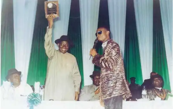 Popular Comedian I Go Dye Throws Shade At Buhari and Nigerians